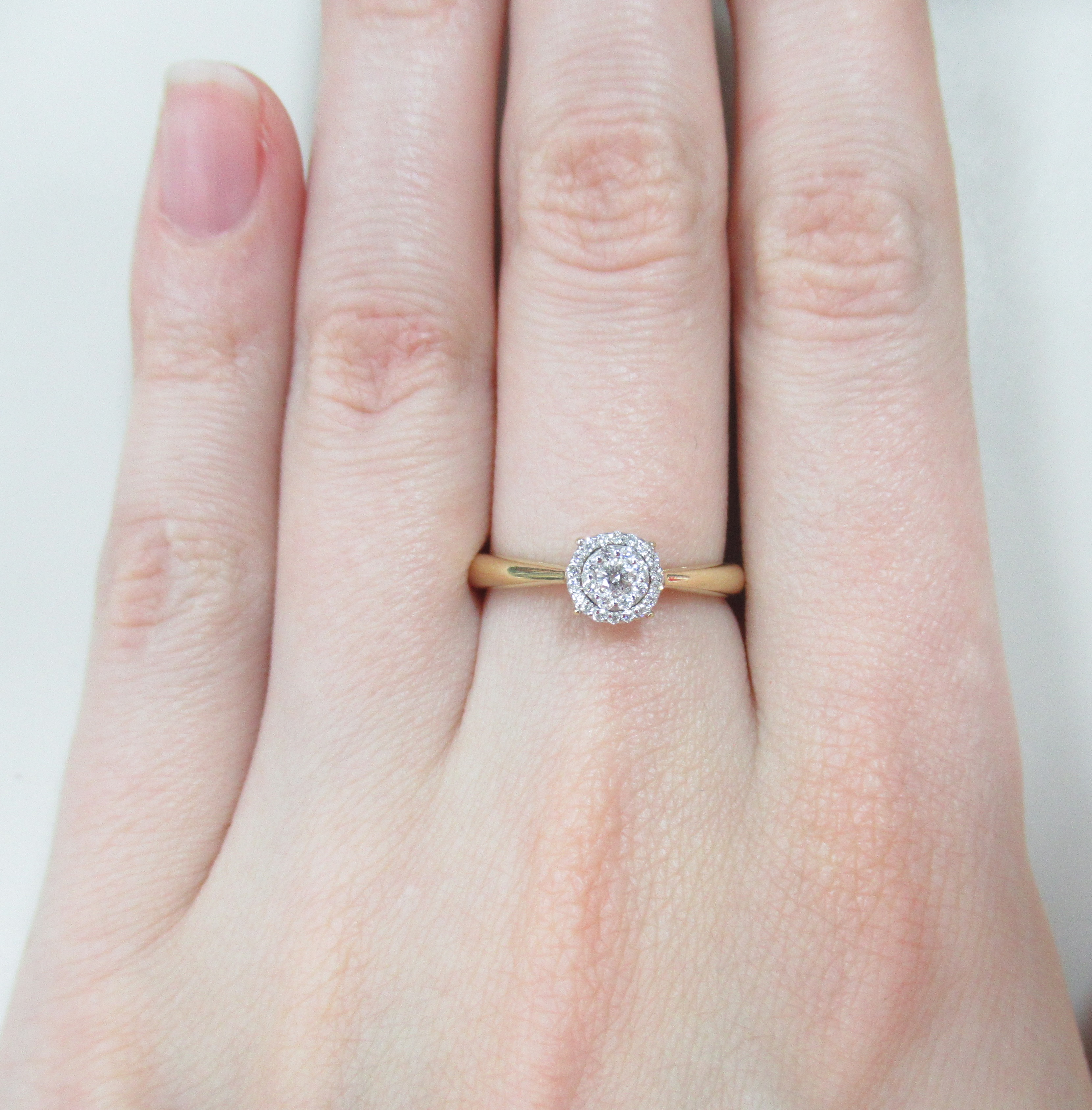 Золотое кольцо 585 пробы; желтое золото; родий; вставки 1 Бр.Кр-57 0,058 3/6А; 8 Бр.Кр-57 0,037 3/6А